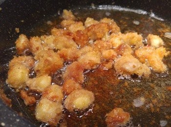 step4: 當炸好的雞軟骨攞起分幾次從炸一次,令雞軟骨油份迫出,這樣雞軟骨會無咁油膩和脆口一點。