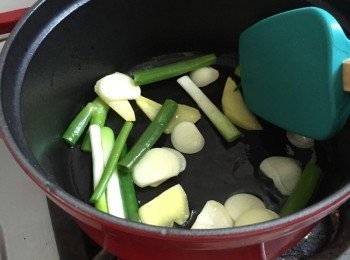 step2: 燒熱油鍋子，加入蔥、蒜子及薑片先爆香