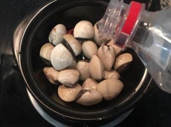 step3: 放入洗淨的蛤蜊，灑入少許鹽，並倒入米酒。