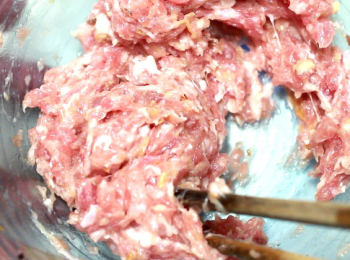 step7: 絞肉, 可以的話, 儘量選肥一點的, 吃的時候, 口感更好。