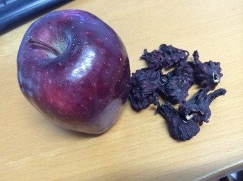 step1: 1)蘋果去皮去核切小粒, 洛神花及杞子清洗