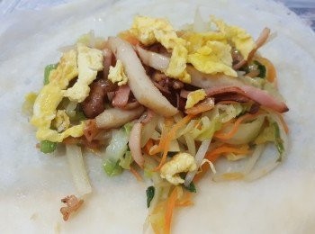 step9: 將適量配料放在薄餅皮上