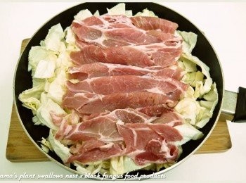 step3: 取出豬肉片後，一片接著一片地鋪放在高麗菜葉上。