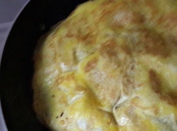 step3: 轉小火蓋上鍋蓋悶煮一下,利用熱氣將蛋悶熟