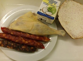 step1: 臘腸,膶腸先汆水後切片備用,臘鴨腿用薑蔥汆水五分鐘後斬件備用。
芋頭削皮斬件備用。