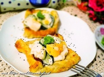 step5: 將<span class="group_1">塔塔醬</span>蛋沙拉放入烤好的派皮即可。 最後再灑上少許黑胡椒粒與擺上碗豆泥就是美味一道點心~ 碗豆泥可參考