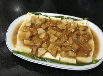 step6: 桂花鮑汁螺肉蒸豆腐

材料：

豆腐 410克
罐頭螺肉 1罐
桂花 3/4 茶匙
雞粉 少許
麻油 少許
糖 少許
生粉 少許

做法：

將罐頭螺肉同汁分開，將豆腐切件，在豆腐上放上螺肉，桂花，隔水蒸 5 分鐘，用螺汁，麻油，雞粉，糖，少少生粉水煮滾埋芡淋上，完成 。