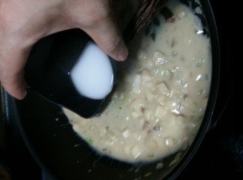 step10: 加入生粉水將汁煮到略為杰身,淋上半邊飯面即可