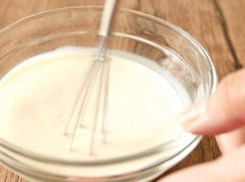 step1: 牛奶部份-原味蛋白燉奶 做法：
混合砂糖和牛奶，拌勻。