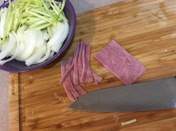 step2: 跟住將洋蔥、火腿切條、韮黃同蔥切粗段、芽菜摘去尾部