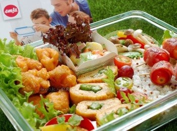 step7: 製作便當的技巧之三:掌握弁当比例の組合。飯/麵+主菜+2道配菜。可依個人喜歡的菜色隨時做變化,掌握住不要有湯湯水水的<span class="group_1">食材</span>湯汁,好吃的日式弁当就完成了!