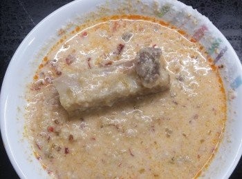 step4: 4.      糯米碎加豆瓣醬及鹽撈均
5.      將醃好既排骨放在糯米豆瓣漿上沾滿4邊