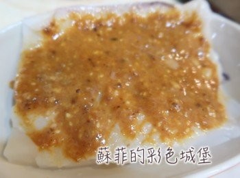 step2: 擦乾花枝表面水分後，斜切花紋，再塗上混合好的<span class="group_2">調味料</span>。