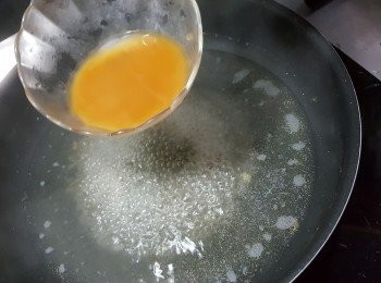 step8: 用約大半碗煮蘆筍的湯,加入<span class="group_3">素蠔油芡料:</span>(素蠔油1湯匙,生粉1茶匙,食用凍開水2湯匙拌勻)打個素蠔油芡