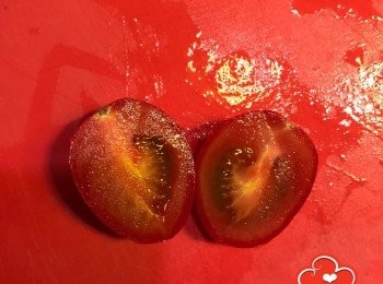 step2: 將小蕃茄對切後放入玻璃樽內
