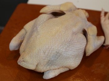 step1: 將雞洗乾淨用廚紙印乾，斬掉雞頭及<a href="https://bit.ly/3kLFTWO" target="_blank" data-keyword="雞腳" class="guide-link"><strong>雞腳</strong></a> <span style="display:inline-block;vertical-align:middle;margin-top:-3px;color:initial;border-radius:3px;padding:2px 3px;font-size:12px;line-height:14px;background:#87d300;color:#fff;">即買</span> 