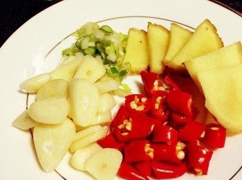 step1: 蔥切末， 薑切片， 辣椒切段。