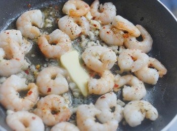 step3: 下鹽，黑胡椒粉，辣椒碎及牛油，煮一分鐘