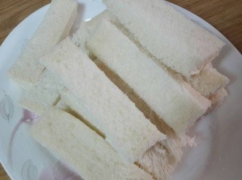 step2: 麵包去邊後 , 一片切四條