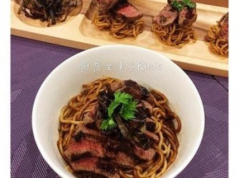 step7: <span class="group_2">牛排</span>鍋燒熱後， 撈點蔥油將<span class="group_2">牛排</span>煎到自己喜歡的熟度，煎好後稍微靜置1-2分鐘，便可切片。碗裡或盤裡放上拌好的蔥油麵，放上切片的牛里肌，淋上ㄧ點點的蔥油醬，再放上香酥的蔥，最後放點巴西里或香菜葉裝飾即可。 沒用完的蔥油醬放冷後，用玻璃容器裝起來冷藏即可，蔥酥可加進醬裡一起冷藏，或另外裝盒。