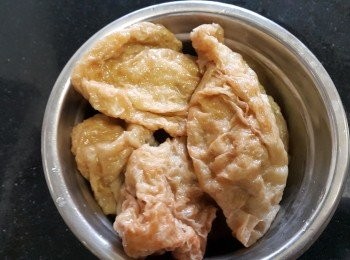 step4: 麵筋，用熱水輕輕拖走表面油份，再壓出水份備用