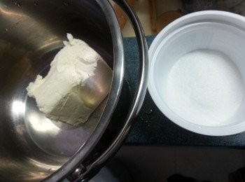 step6: B-蛋糕: 
忌廉芝士加入48g糖分三次用電動打蛋器打勻至軟身.