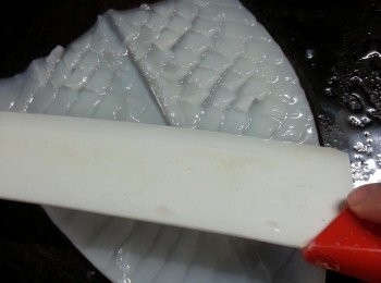 step3: 鮮魷去衣洗淨,先切十字紋,再切件