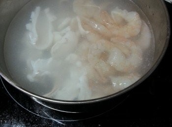 step5: 將蝦及鮮魷用滾水出一出水約1分鐘