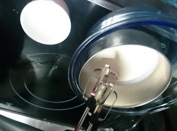 step10: 將200g淡忌廉加入20g砂糖,用冰水座住,用電動打蛋器打至企身(座冰水作用是會令淡忌廉更易打至企身,如沒有冰水用冰粒亦可以)