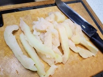 step5: 當浸至2天,就可以渣乾水份,切段,用雞湯加蠔油炆餸(今次我用了一半,其餘一半再放入雪櫃浸)