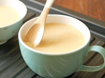 step7: 平均地倒入3個碗中，再用匙羹去除表面的氣泡。