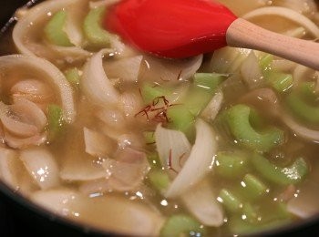 step6: 再加入雞湯及蕃紅花