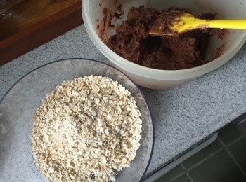 step2: 篩入所有粉類，跟牛油混合物搓匀。