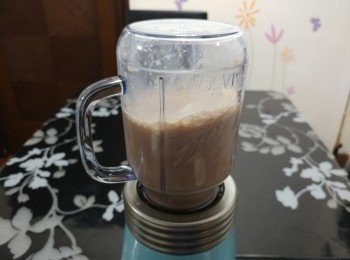 step2: 用攪拌機將材料充分打爛，