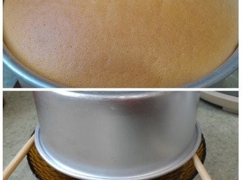 step4: 麵糊倒進蛋糕模中，預熱焗爐至170℃焗大約30分鐘。倒轉放涼至完全冷卻才脫模然後切一片約2cm厚度的蛋糕備用。