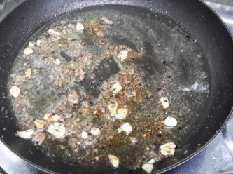 step2: 下橄欖油及蒜片，用小火煮一分鐘，然後下鯷魚，用中火煮，鯷魚會慢慢溶化，下黑胡椒粉及辣椒粉調味