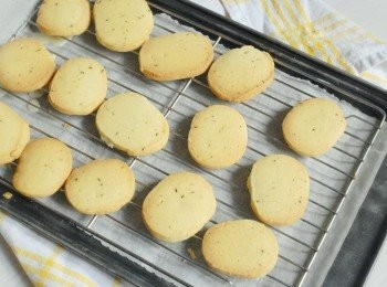 step8: 放入已預熱170度焗爐，焗約15分鐘或至邊緣上色。將餅乾從焗爐拿出，靜置5分鐘後才將餅乾放在涼架上待涼