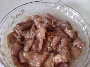 step2: 五花肉加入油，糖，蝦醬，攪拌均勻，醃製1小時。