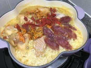 step4: 快手將雞件及臘腸平均鋪上飯面, 避免重疊<span class="group_1">食材</span>影響受熱