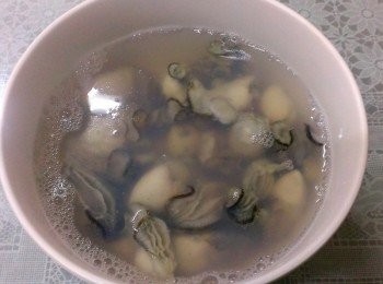 step2: 蚵ㄚ洗淨先用滾水燙一下備用