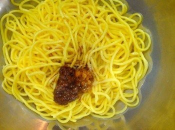 step5: 把隔好水還是熱熱的油麵，襯熱加入拌麵料拌好