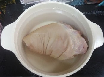 step1: 先將咸豬手完全解凍，再沖一沖水，
跟住將咸豬手隨凍水一齊滾大概45分鐘