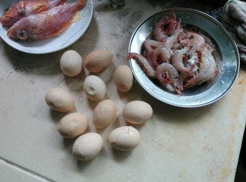 step1: 十個土雞蛋，冷水入鍋，中火，煮八分鐘左右，取出放入冷水浸泡，冷卻後拿出來用勺背輕輕敲裂。