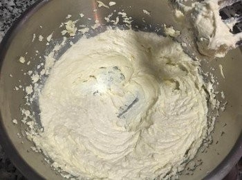 step17: 取一大攪拌盆,將奶油乳酪和無鹽奶油放在一起,