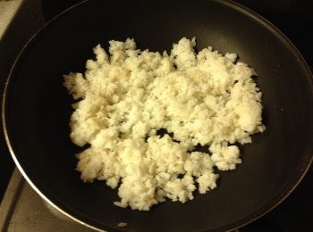 step3: 下油大火落冷飯炒至乾身