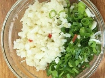 step3: 薑、辣椒、蒜頭、青蔥切碎備用。