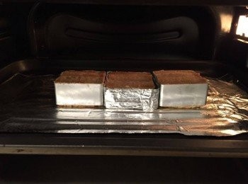 step7: 7.烤盤上放上錫箔紙，再放上鳳梨酥，放進烤箱180度烘焙15-20分鐘。過程中翻轉一次，令兩邊顏色及受熱均勻。