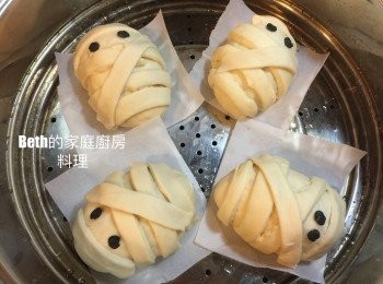 step7: 將饅頭放在鍋子裡，蓋上鍋蓋，進行二次發酵，饅頭中間要保持空隙，以免麵糰黏在一起