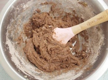 step5: 接著倒入過篩後的低筋麵粉、可可粉及泡打粉一起拌勻。