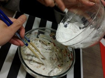 step5: 先將冬菇,蝦米,瑤柱,臘腸加入蘿蔔雞湯中，再慢慢續小續小粉加至攪匀